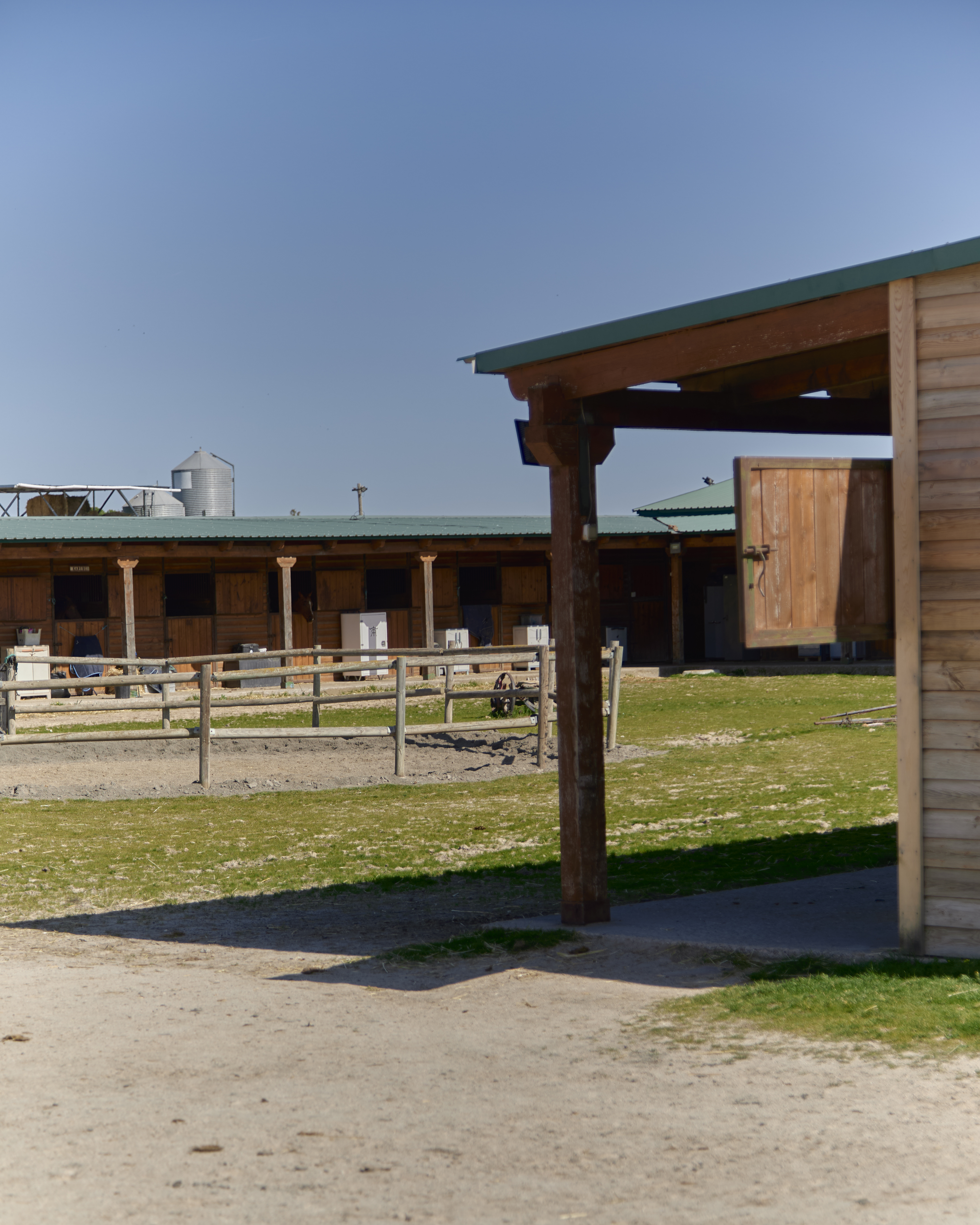 Cuadras y boxes de madera de la Hípica El Molino